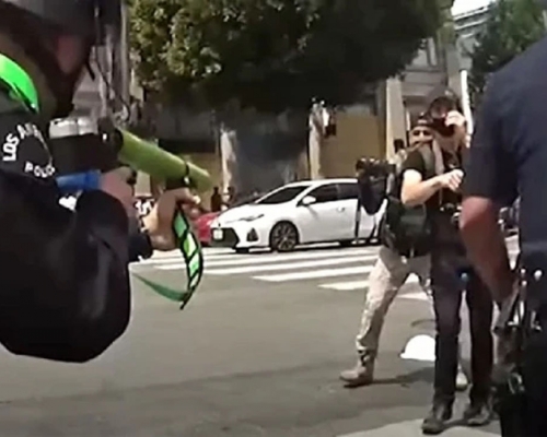 美國洛杉磯一名示威男子控告警方對準其睾丸開槍，致身心受創。（影片截圖）