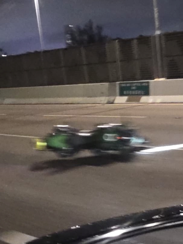 電單車自炒倒地。FB:Bosco Chu@車Cam L(香港群組) 電單車自炒倒地。FB:Bosco Chu@車Cam L(香港群組)