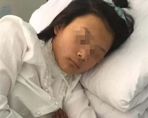 女生入醫院檢查。