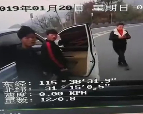 劉婦駕車逼停巴士。(網圖)
