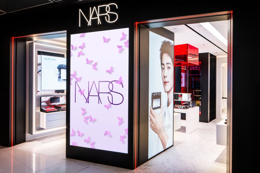 NARS位於中環ifc mall的全新旗艦店正式開幕,新店以純白與深黑為基調,融合大膽的紅色元素。 NARS位於中環ifc mall的全新旗艦店正式開幕,新店以純白與深黑為基調,融合大膽的紅色元素。