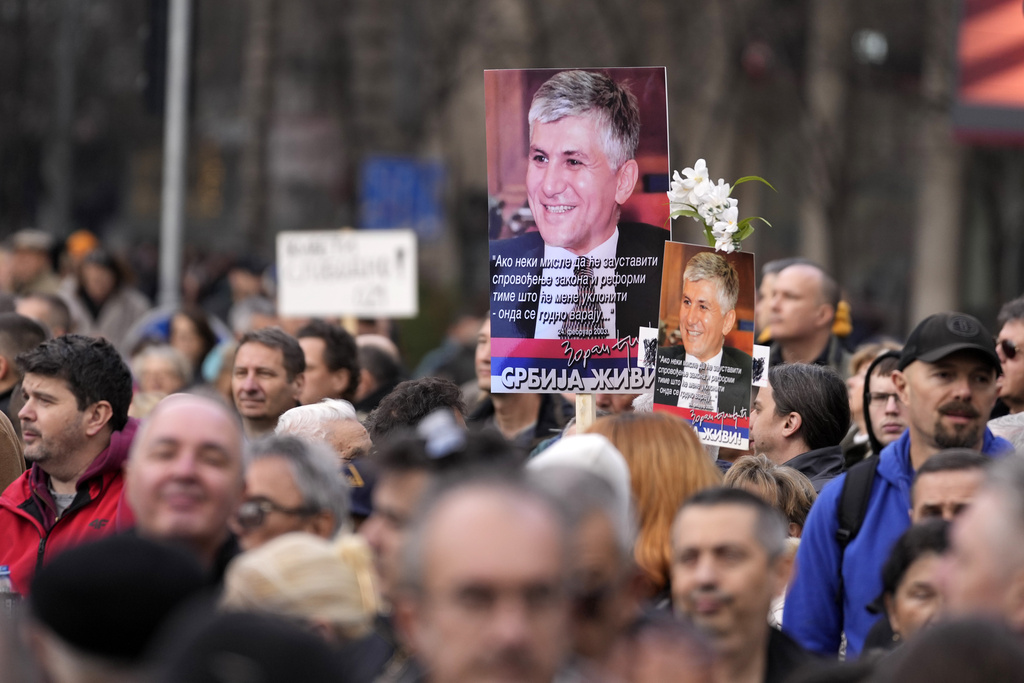 塞爾維亞首都數千人示威，抗議選舉不公。美聯社