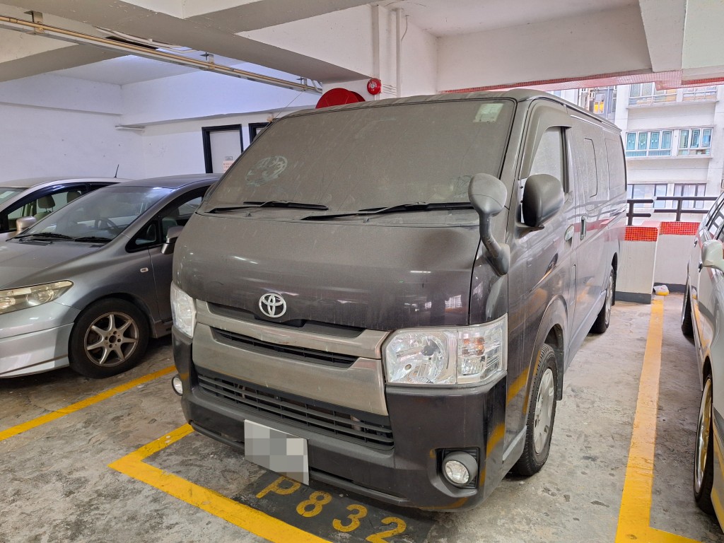 停車場8樓一輛黑色麵包車「封塵」。 停車場8樓一輛黑色麵包車「封塵」。