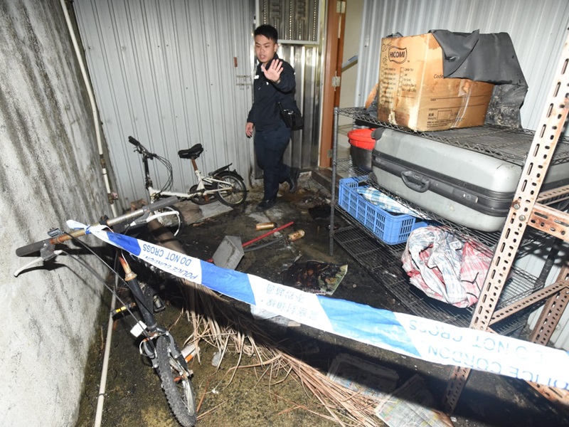 鐵皮屋後門違留2支打邊爐用的石油氣罐