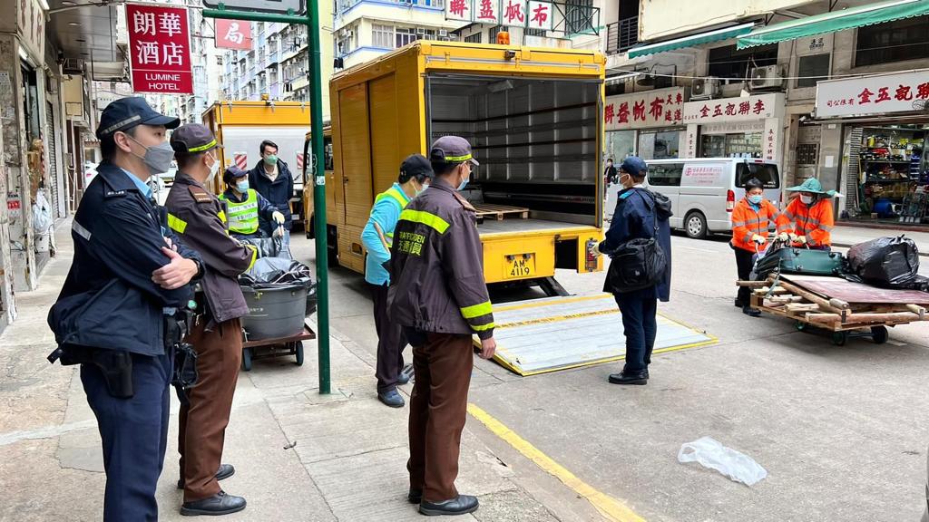 警方聯同食環署人員於油麻地果欄及上海街一帶，打擊阻街及衛生黑點問題。警方提供