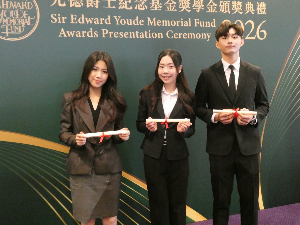 罗子浩(右一)打算修读硕士课程。欧文瀚摄