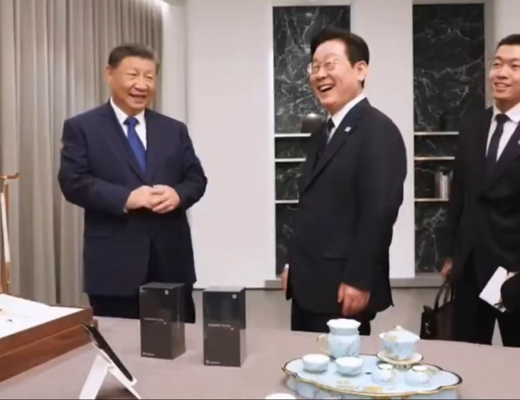 習近平與李在明拿小米手機的通訊安全來開玩笑。JTBC