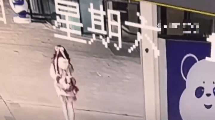 江西15岁少年从后狂奔撞飞女途人。