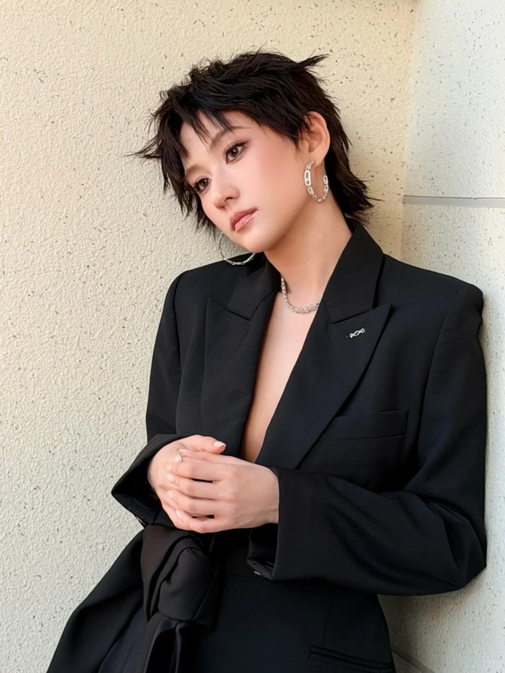 何超蓮突轉形象轉換黑色性感型格，網上好評如潮。