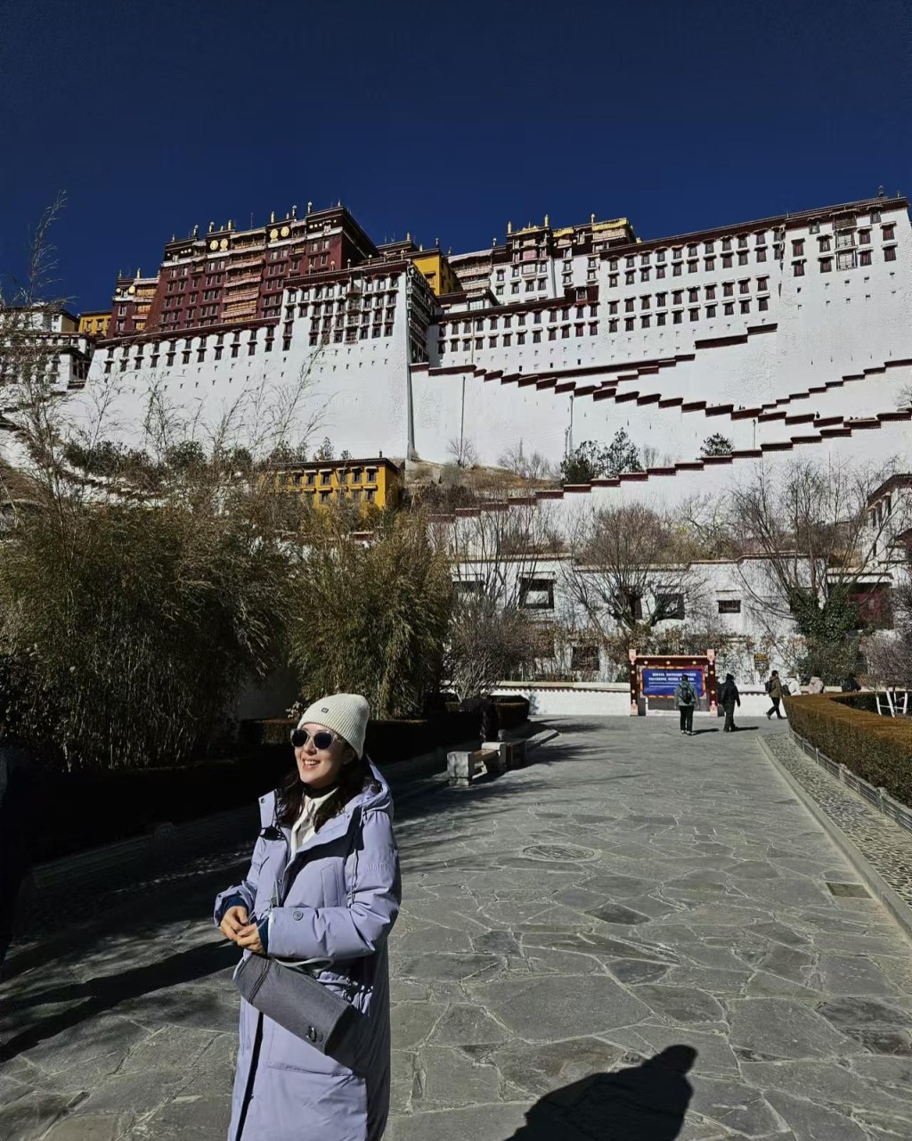 唐詩詠昨日（7日）都有在IG貼出在西藏旅遊的照片，見她在布達拉宮、喜馬拉雅山脈、雪域聖湖等當地著名景點打卡。  ​