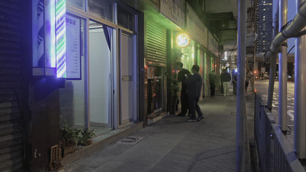 大媽面對記者追訪一度半關閘門暫避。 大媽面對記者追訪一度半關閘門暫避。