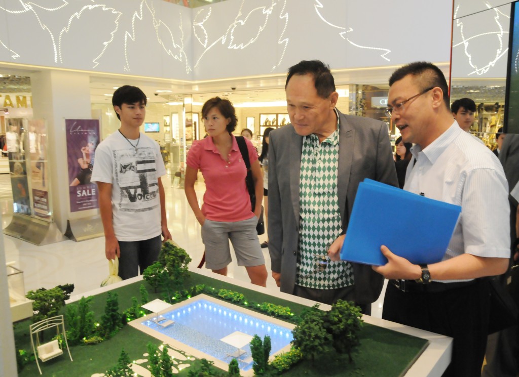 2010年，赵式正（左）曾与家姐赵式芝、爸爸赵世曾看楼盘。