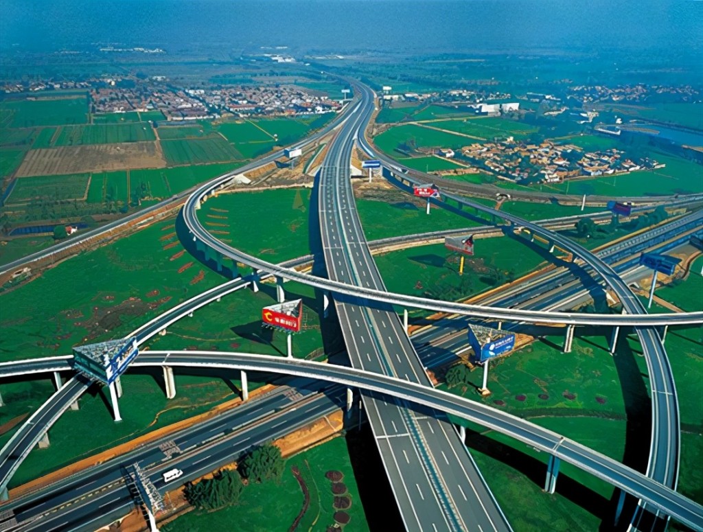 中国高速公路里数全球第一。