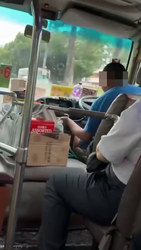 樓主昨日(28日)在facebook群組「車cam L(香港群組)」以 「司機咩事? #轉載whatsapp谷」為題,轉載一段長約26秒的短片。fb「車cam L(香港群組)」截圖 樓主昨日(28日)在facebook群組「車cam L(香港群組)」以 「司機咩事? #轉載whatsapp谷」為題,轉載一段長約26秒的短片。fb「車cam L(香港群組)」截圖