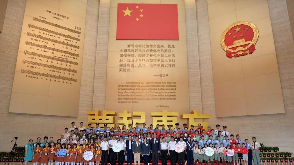120名青少年制服团体成员参观驻港部队展览中心。政府新闻处图片