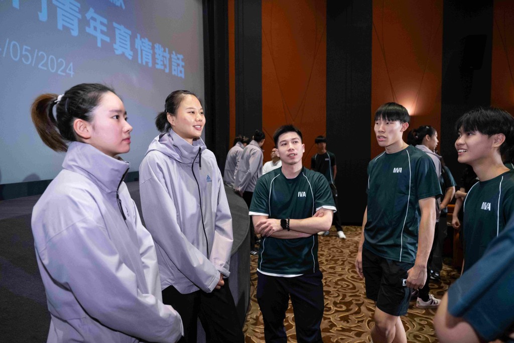 中国女排与澳门青少年运动员交流。 公关图片