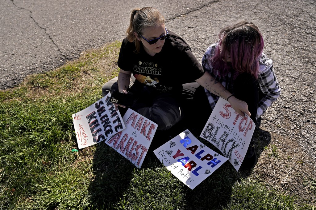 民眾手上拿著不同的標語，聚集萊斯特的住家前抗議。AP