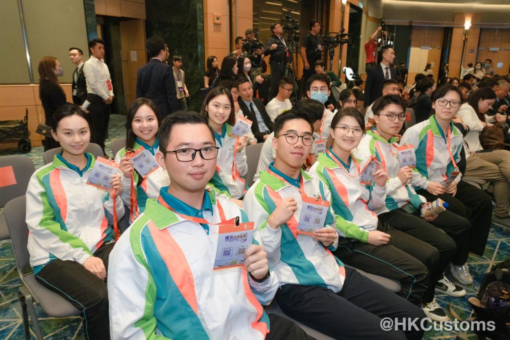 香港海关Customs YES会员亦有参与「律政司司长一齐倾」活动。香港海关fb
