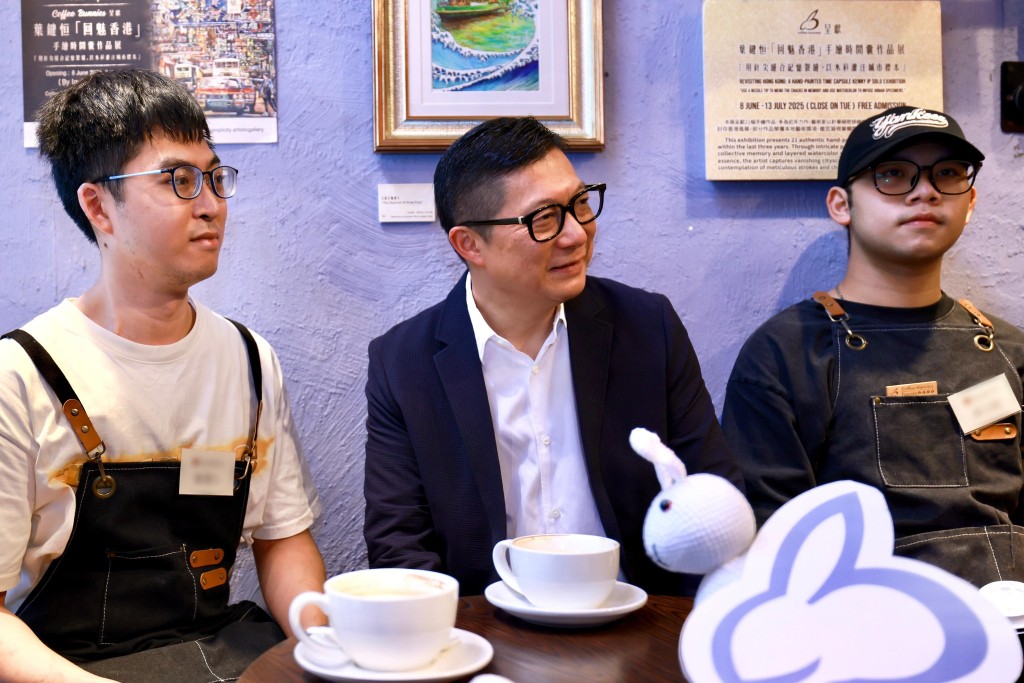 鄧炳強(中)今早前往大坑一間支持聘請殘疾人士及邊緣青年的社企咖啡店。鄧炳強FB圖片 鄧炳強(中)今早前往大坑一間支持聘請殘疾人士及邊緣青年的社企咖啡店。鄧炳強FB圖片