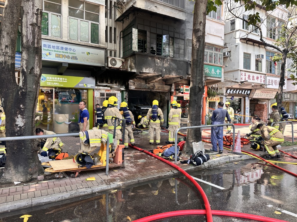 濃煙上升熏黑樓上住宅單位及外牆。梁國峰攝