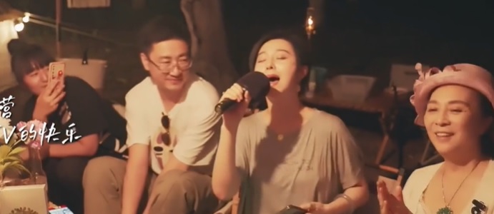 范媽媽都在場，男子似乎已融入冰冰家中。