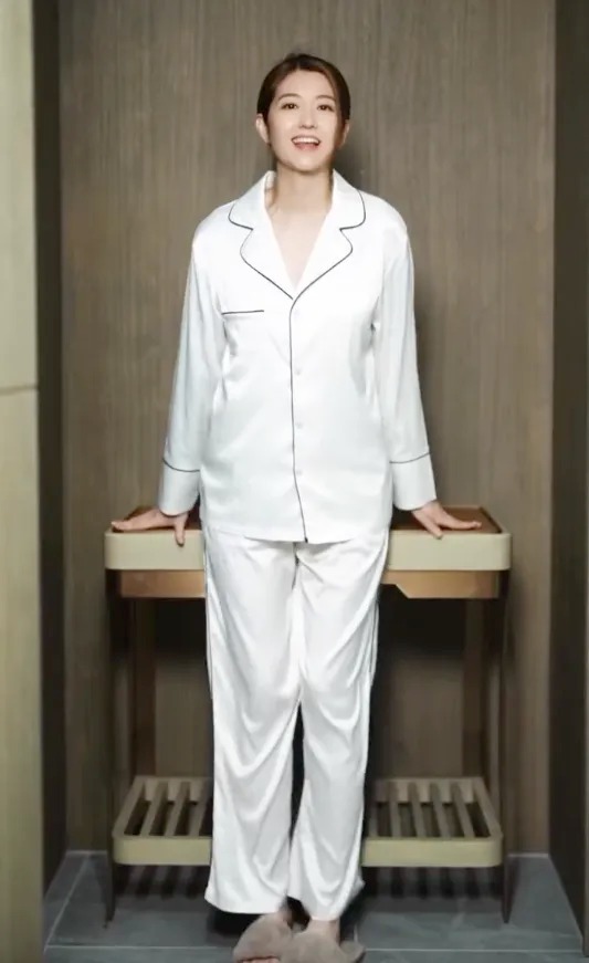 陳自瑤曾在社交網上發佈了一段Cosplay「張明芯」跳拉丁舞的影片，影片中可以看到紮起丸子頭的陳自瑤先身穿V領白色黑邊絲綢睡衣出鏡，並直視鏡頭露出甜美笑容。