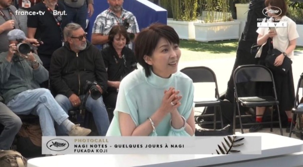 松隆子在記招換上薄荷綠色晚裝示人。