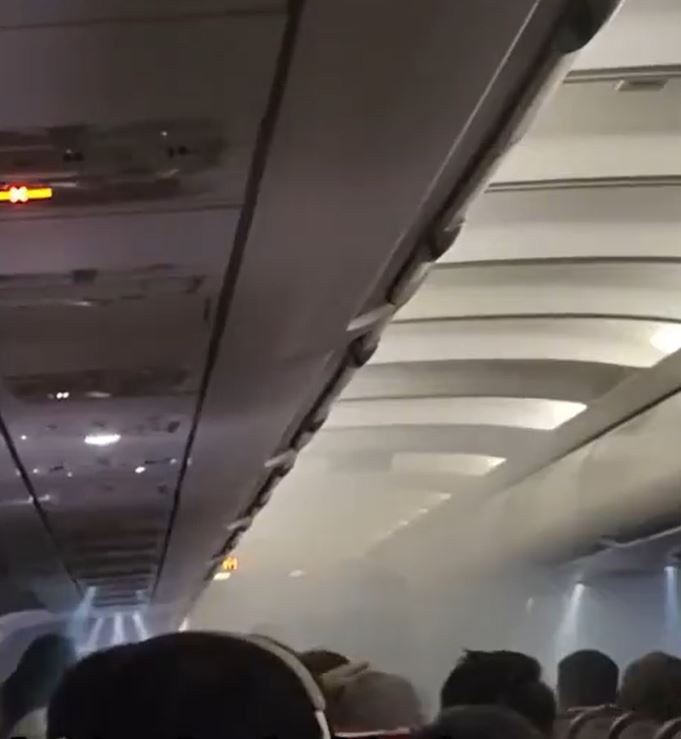 影片显示前段机舱不断冒出浓烟。影片截图