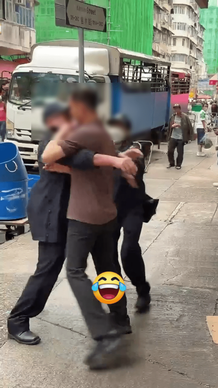 男子則不願就範,左右移動離開不果後多次用手肘試圖推開對方。 男子則不願就範,左右移動離開不果後多次用手肘試圖推開對方。