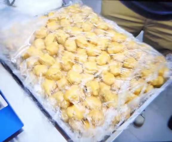 食环署、海关及警方在联合行动中检获大量月饼及食材。