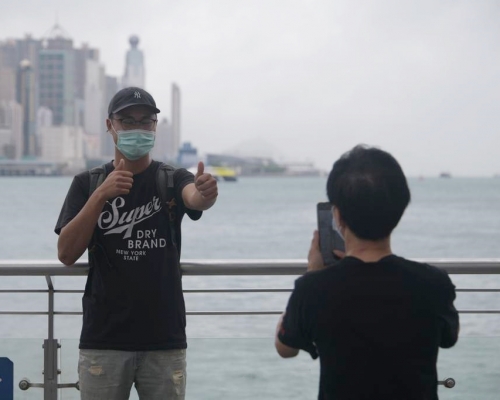 本港地區下午及今晚天氣大致多雲,間中有驟雨,亦有幾陣雷暴。資料圖片