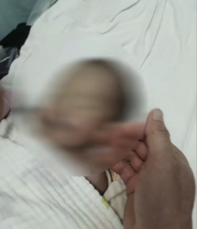 据男婴父亲说，护理员恰眼睡扎醒惊见宝宝已全身僵硬。