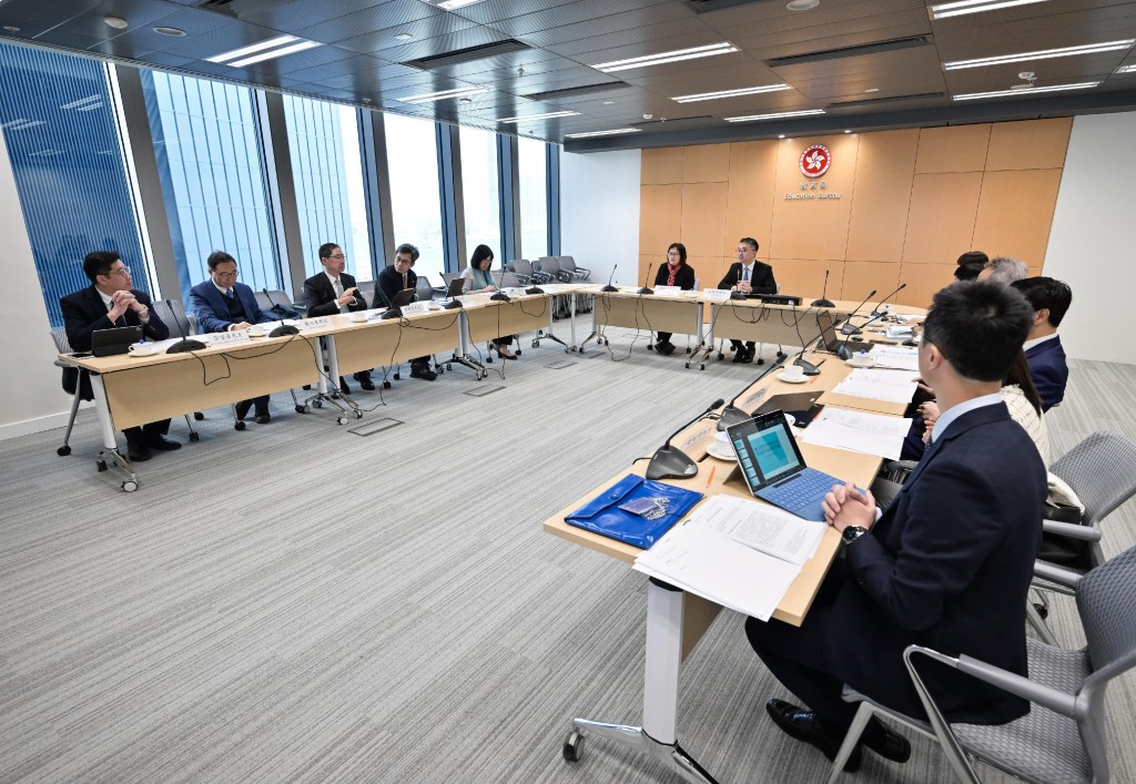 為推動本港學校教育的數字轉型,行政長官在去年的《施政報告》,宣布成立數字教育策略發展督導委員會。圖為委會員於今年1月17日成立及舉行首次會議,決定提升學生的數字素養及技能,及加強數字教育。 為推動本港學校教育的數字轉型,行政長官在去年的《施政報告》,宣布成立數字教育策略發展督導委員會。圖為委會員於今年1月17日成立及舉行首次會議,決定提升學生的數字素養及技能,及加強數字教育。