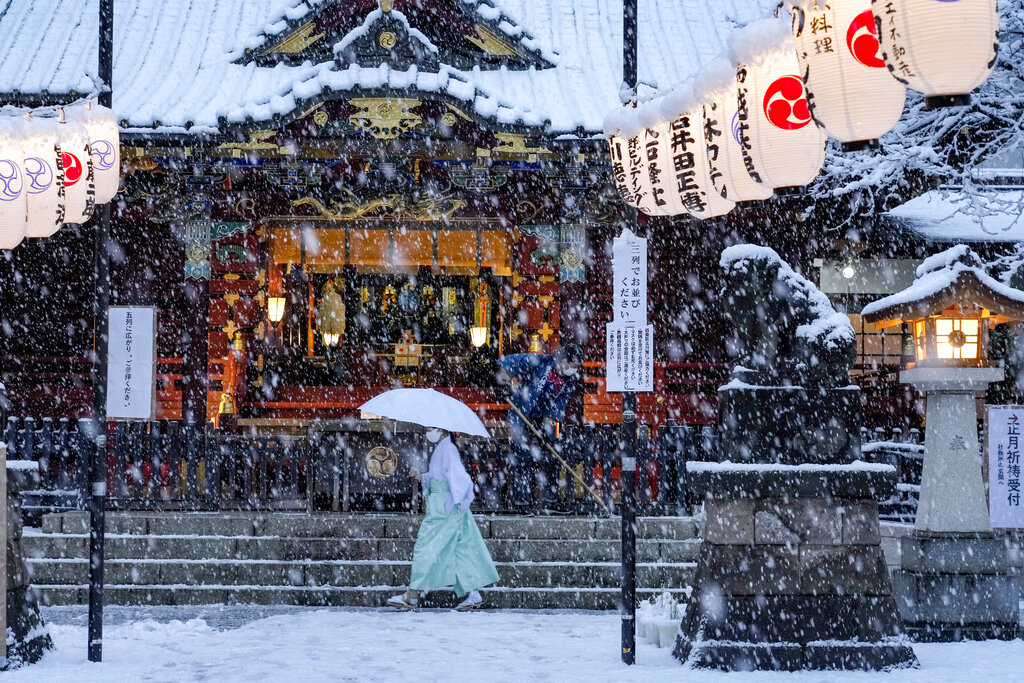 东京6日下大雪。（美联社）