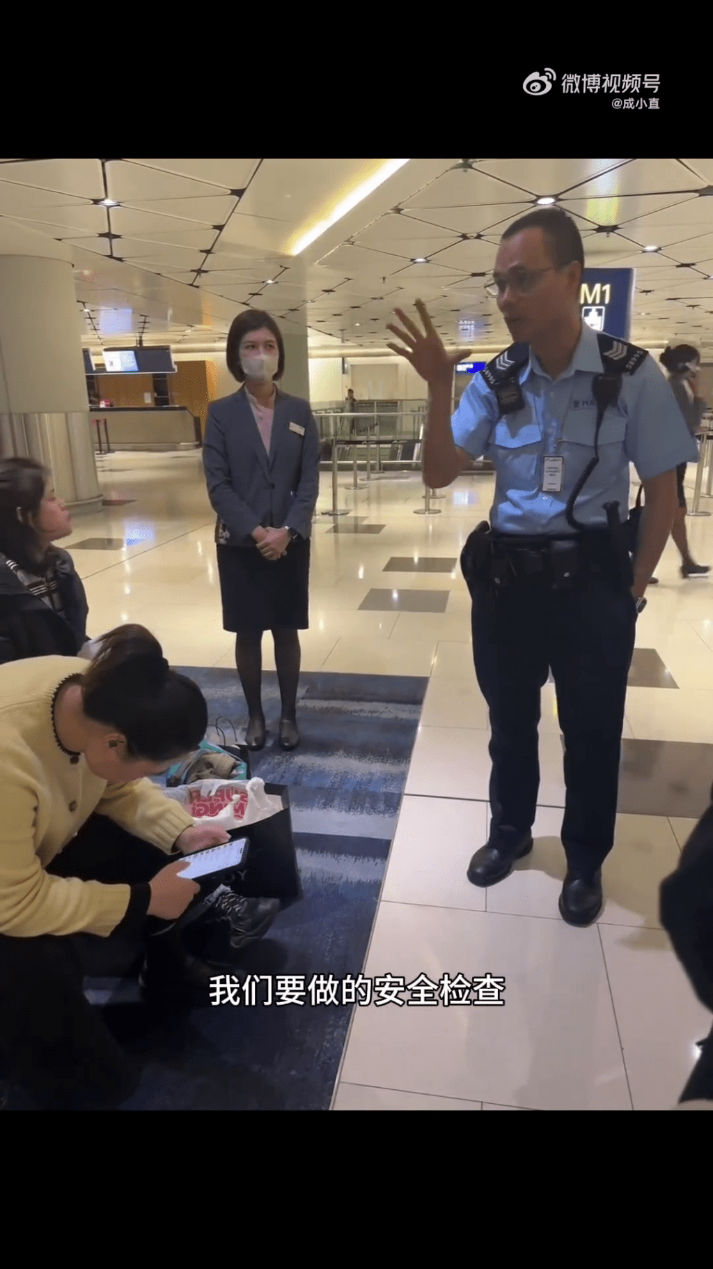 網片顯示，有警員與落機乘客溝通。