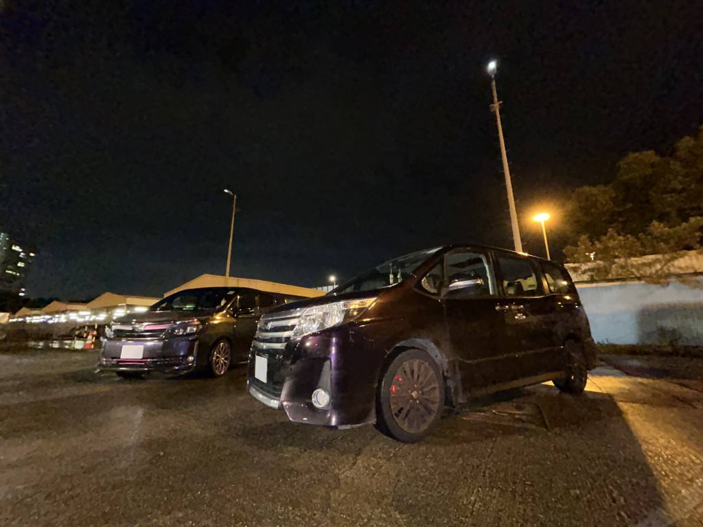 涉案兩部七人車亦被扣查作進一步檢驗。 
