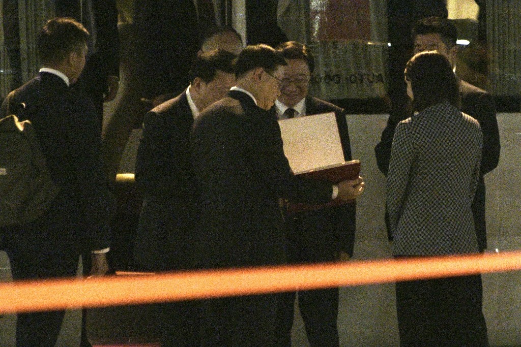夏寶龍離港前下車與李家超傾談。 夏寶龍離港前下車與李家超傾談。