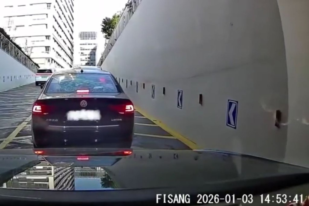 白色SUV逆線打尖被一眾車主「死頂」整治。微博