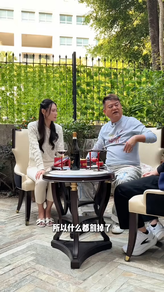 陳百祥指太太黃杏秀三個月後發現盲腸穿窿,手術後:「她甚麼都割掉了。」 陳百祥指太太黃杏秀三個月後發現盲腸穿窿,手術後:「她甚麼都割掉了。」