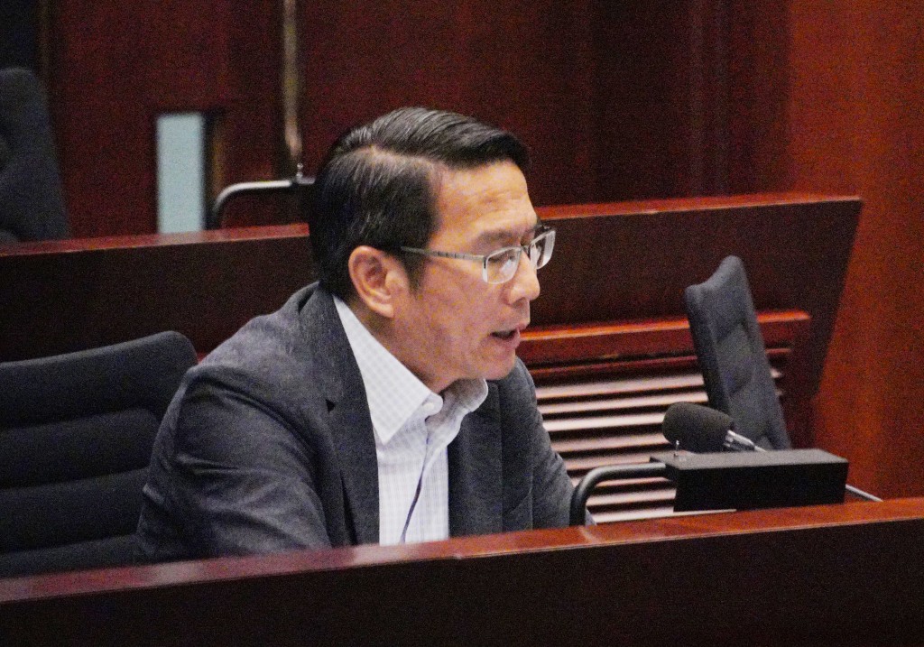 立法會教育界議員朱國強認為，當局或高估學額需求。