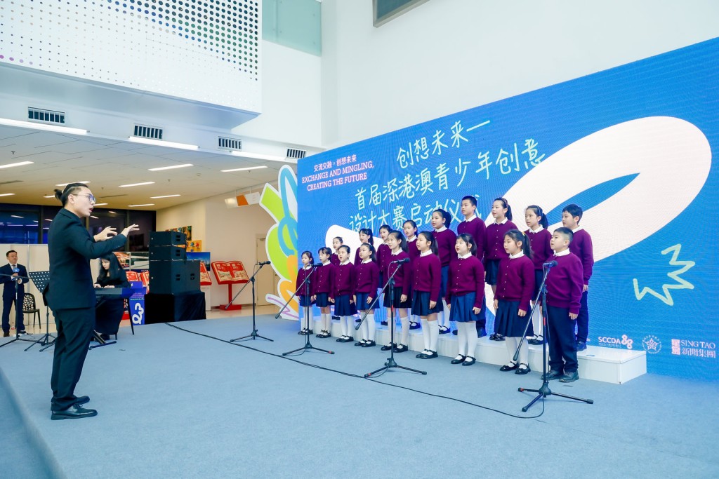 获邀出席的学生在台上献唱。