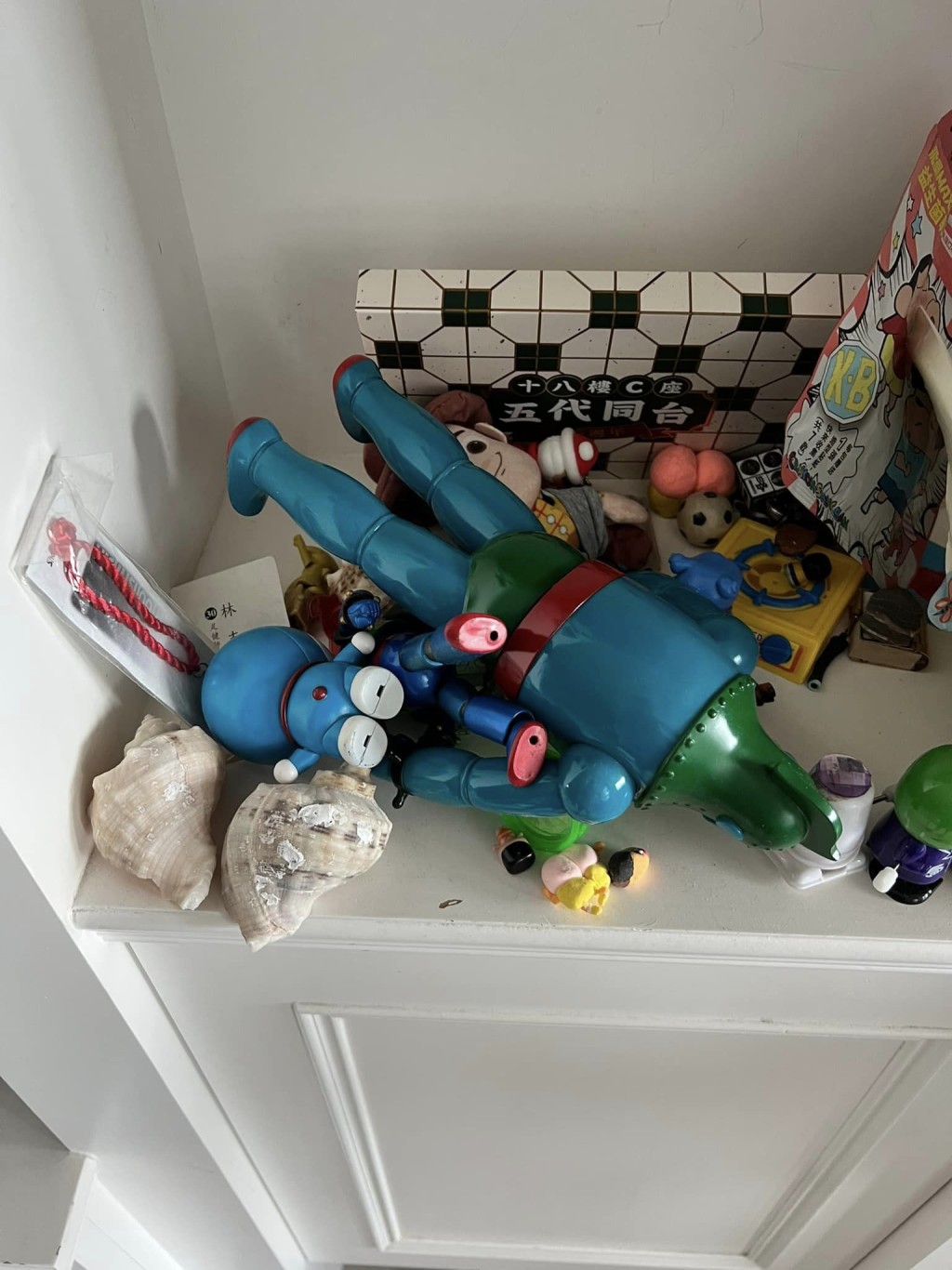 家中玩具都倒下来！