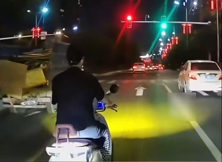 湖南孕妇驾“电鸡”恶意逼车，气得后车司机一脚踢向对方。