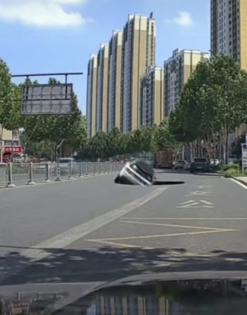 合肥道路突塌陷吞沒越野車。抖音@梁明 合肥道路突塌陷吞沒越野車。抖音@梁明