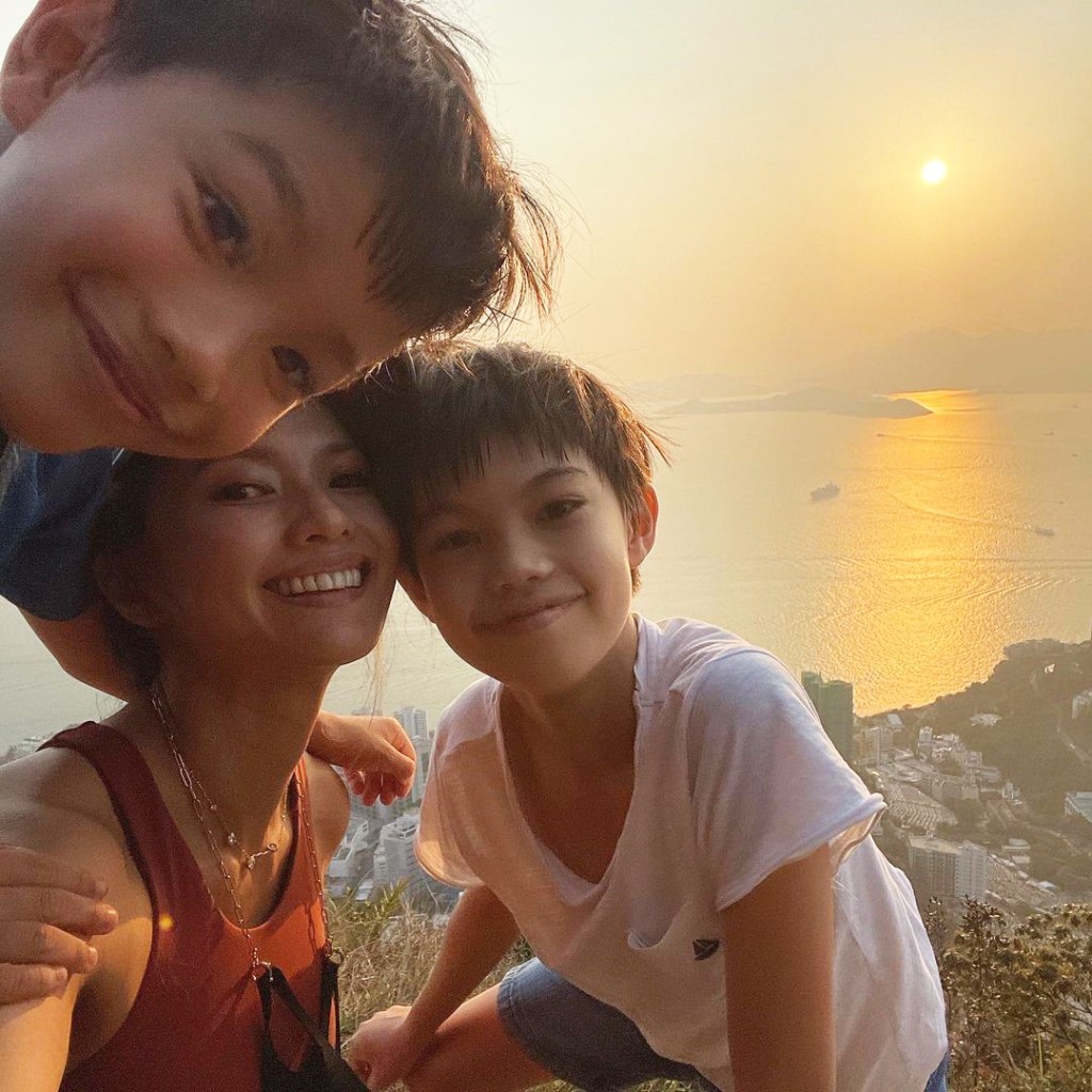 三母子在夕陽下合照，相當溫馨。