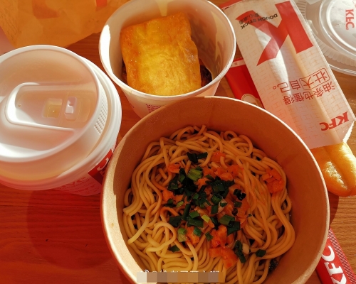 肯德基今日起在武漢限定發售熱乾麵。網圖