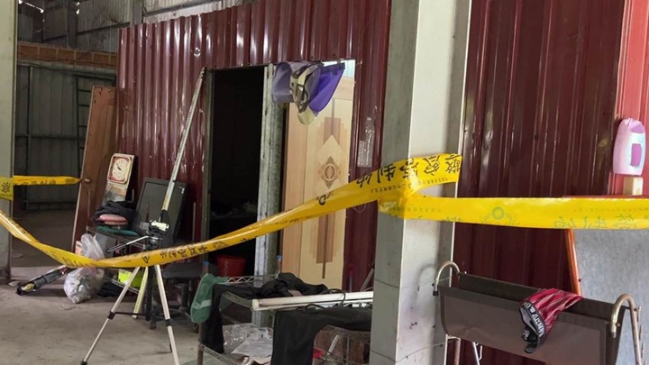 台東一間木廠發生懷疑兇殺案，一名工人於凌晨疑被前同事打傷頭部死亡，警方圍封現場調查。中時圖片