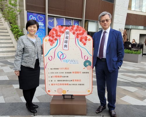 長實趙國雄(右)稱，集團明年推四盤涉3000伙。旁為黃思行