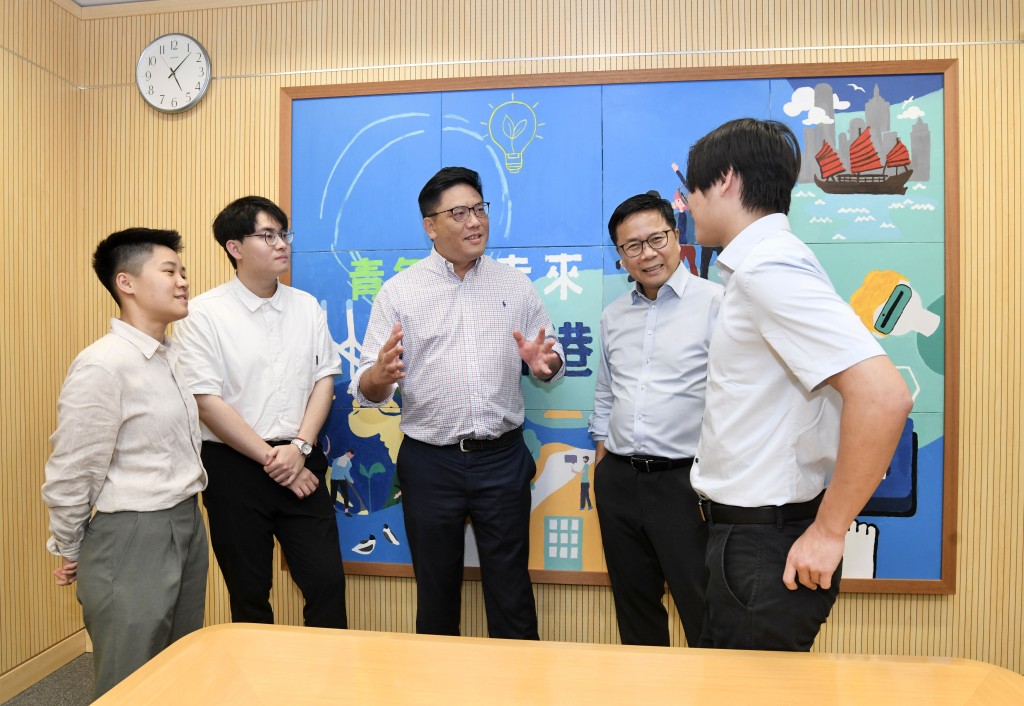 民青局副局長梁宏正(中)接受《星島頭條》訪問。何君健攝 民青局副局長梁宏正(中)接受《星島頭條》訪問。何君健攝
