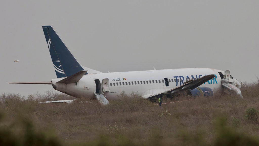 Transair的波音公司737客機起飛失敗衝出跑道。 路透社